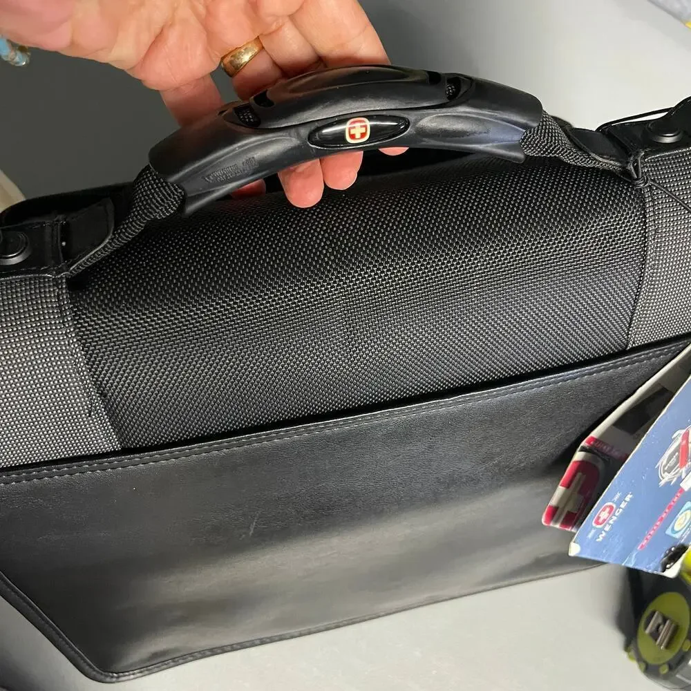 NWT Wenger SwissGear The ELANTRA Laptop Messenger Bag 13